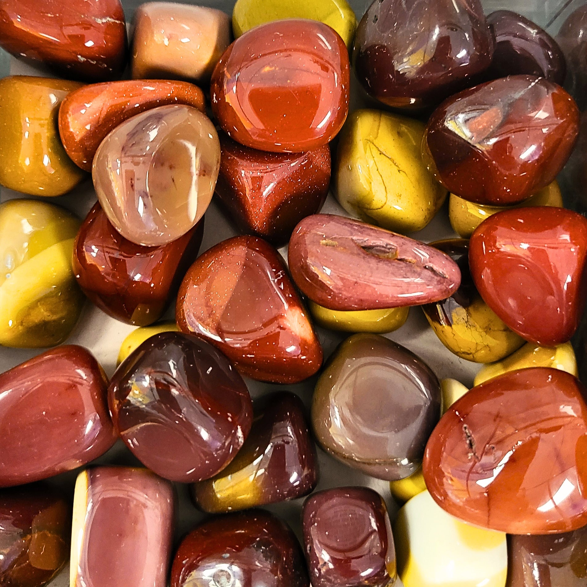 A pile of tumbled mookite
